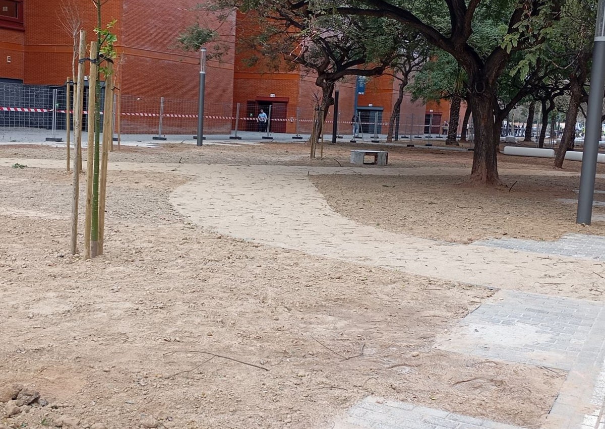 Imagen secundaria 1 - De arriba a abajo: estado de la plaza Manuel Broseta, otra vista del jardín entre los aularios y el antiguo parking que se usa para almacenar materiales. También ser convertirá en zona verde. 