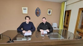 Momento de la firma del convenio entre el alcalde, Xavier Molina, y el párroco, Vicent Femenía.