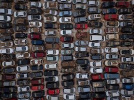 Un solar con cientos de coches por retirar en Benaguasil, en una imagen captada por un dron.