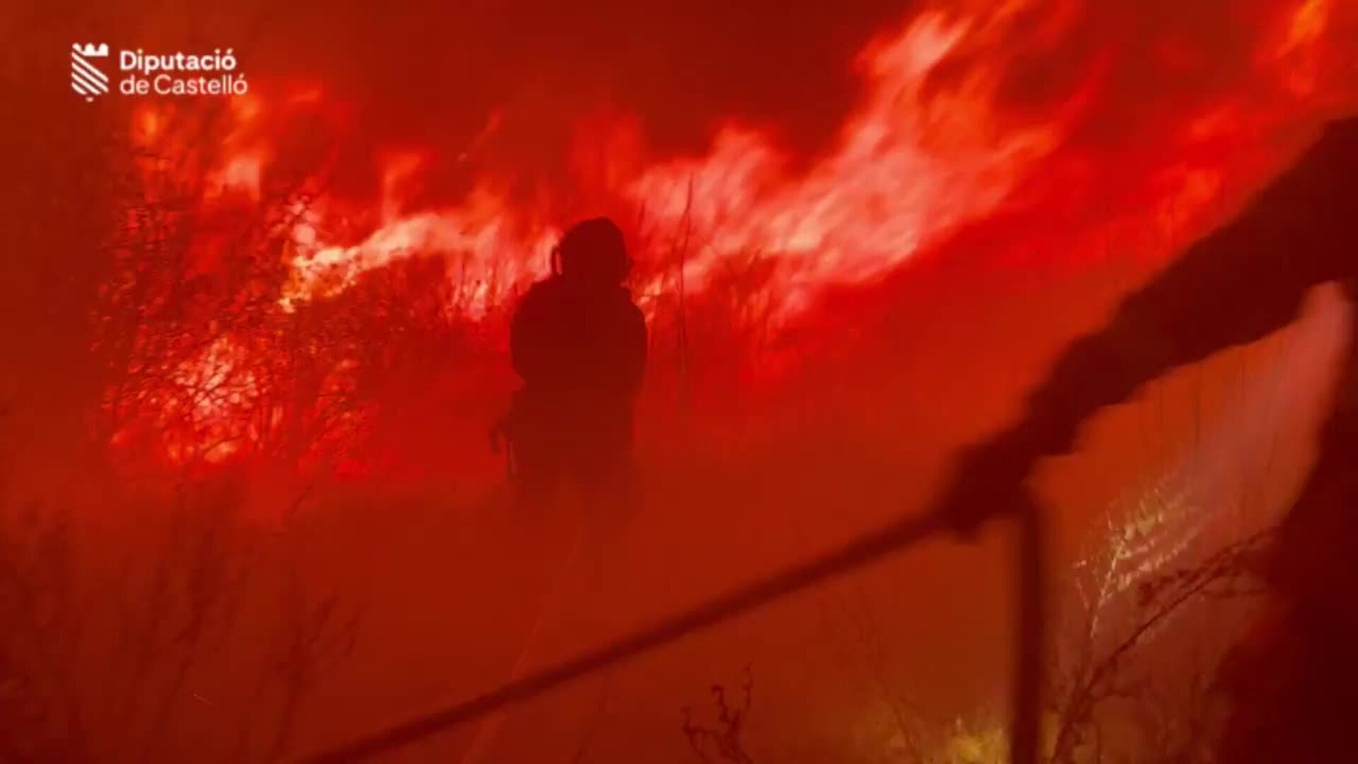 Los bomberos trabajan contra las llamas en Nules