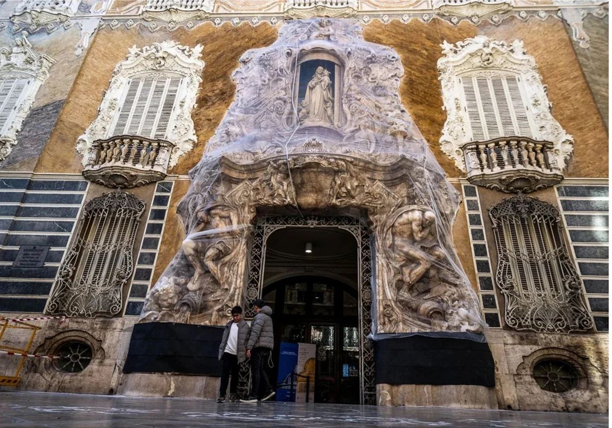 Una lona cubre la fachada del Palacio del Marqués de Dos Aguas de Valencia.