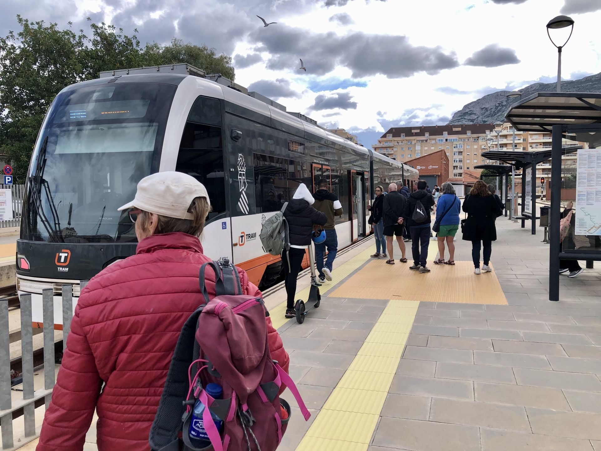 Pasajeros en Dénia que subían este martes al tren que va a Benidorm.