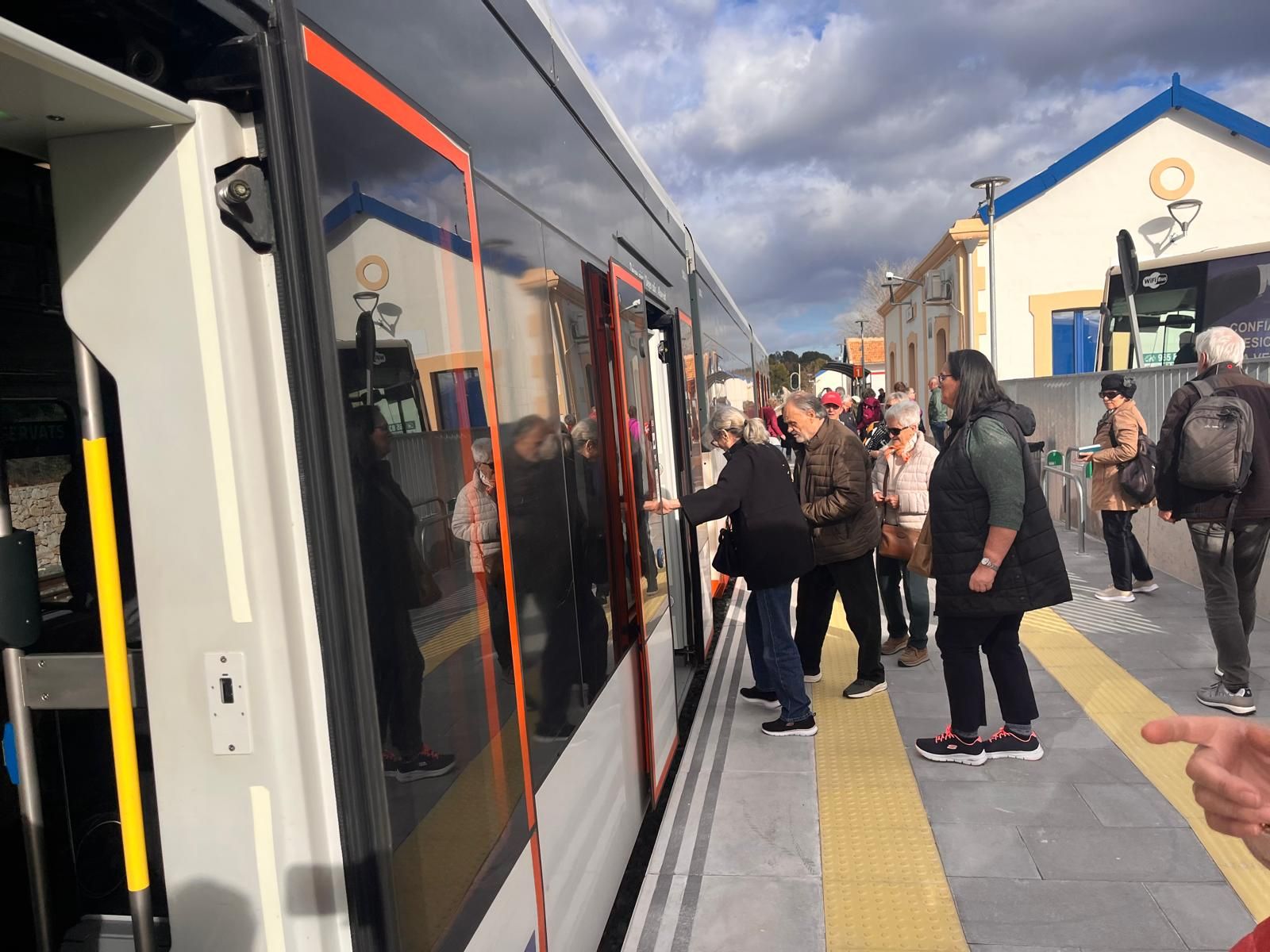 Viajeros en la estación de Calp en este primer día sin transbordos.