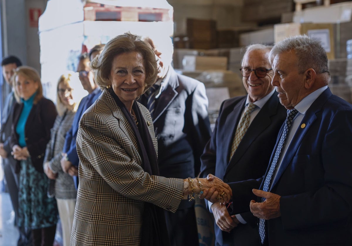 La Reina Sofía saluda al presidente del Banco de Alimentos, Jaume Serra.