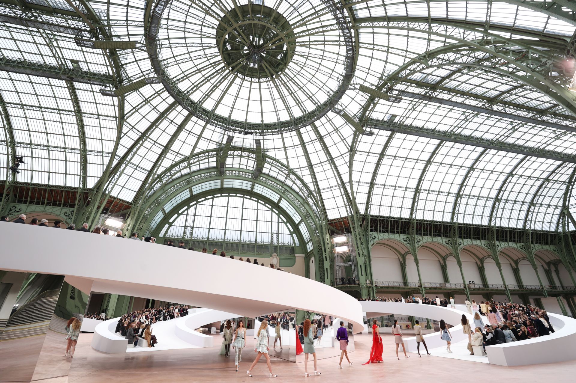 Chanel celebra los 110 años de la firma rodeada de celebrities en la París Fashion Week