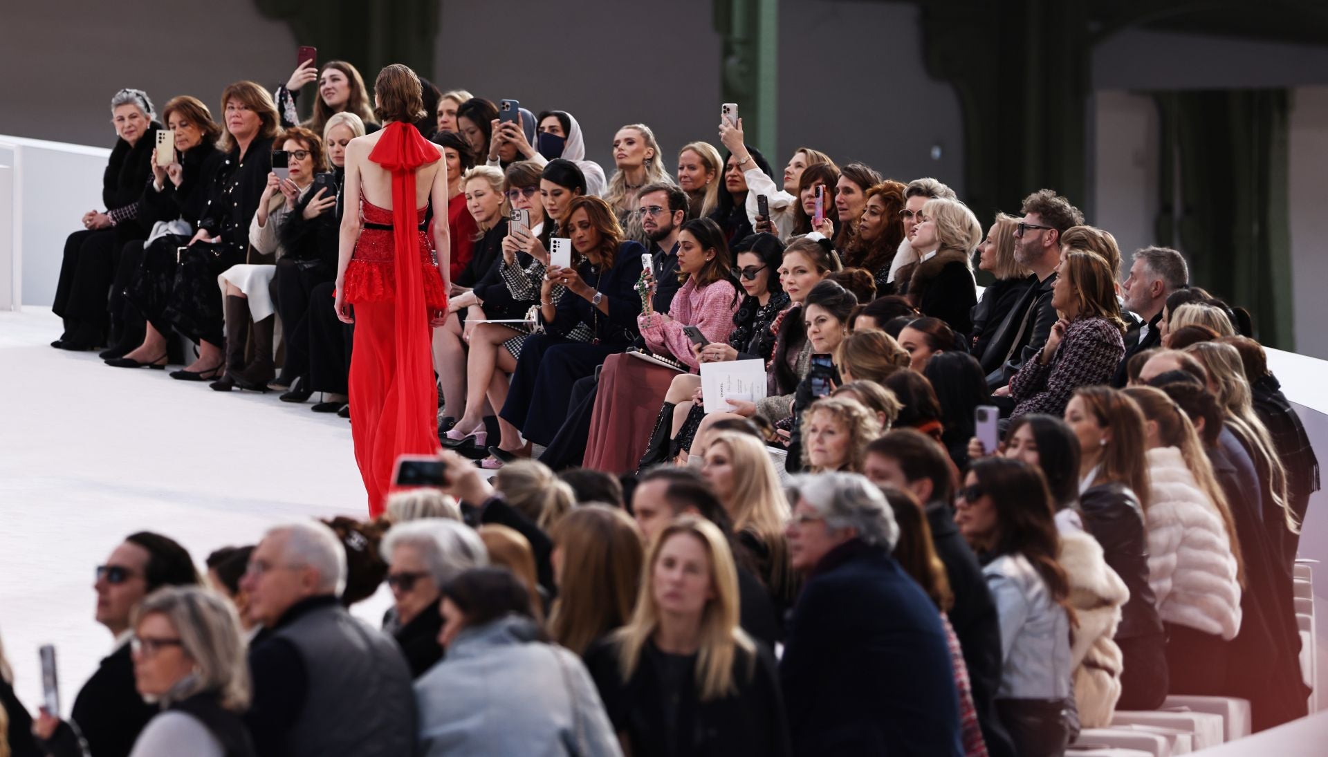 Chanel celebra los 110 años de la firma rodeada de celebrities en la París Fashion Week