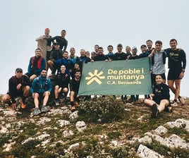 Integrantes del Club de Atletismo Benissoda con el lema del Trail de este año.