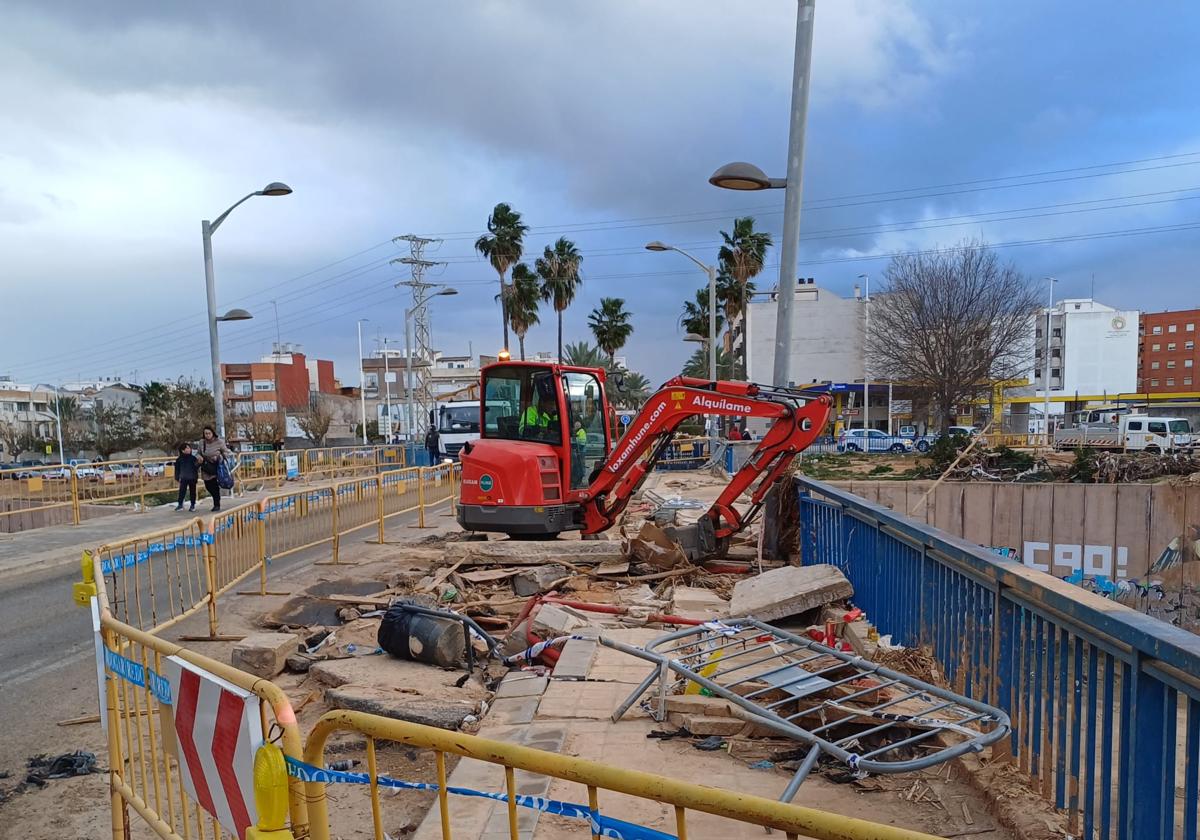 Obras en uno de los puentes afectados en l'Horta.