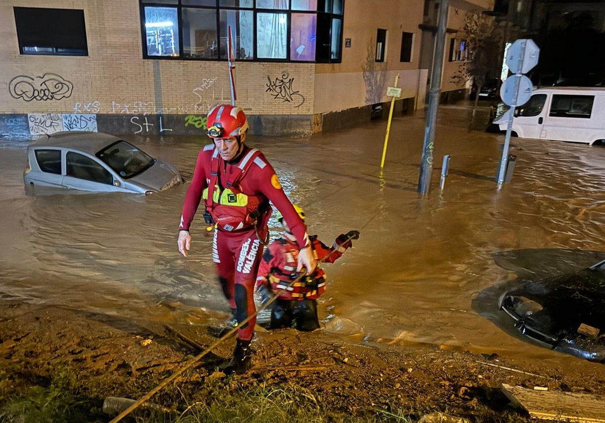 Dos bomberos del Ayuntamiento, durante una intervención en La Torre.