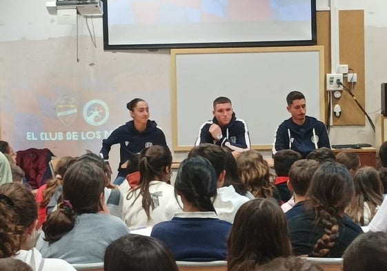 Ana Franco, Álex Primo y Pablo Martínez, durante la jornada en el CEIP San Carlos Borromeo de Albal.