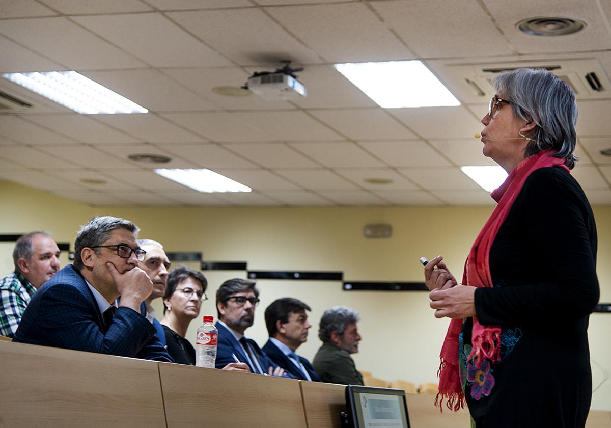 La matemática Begoña Vitoriano, durante una de sus charlas.