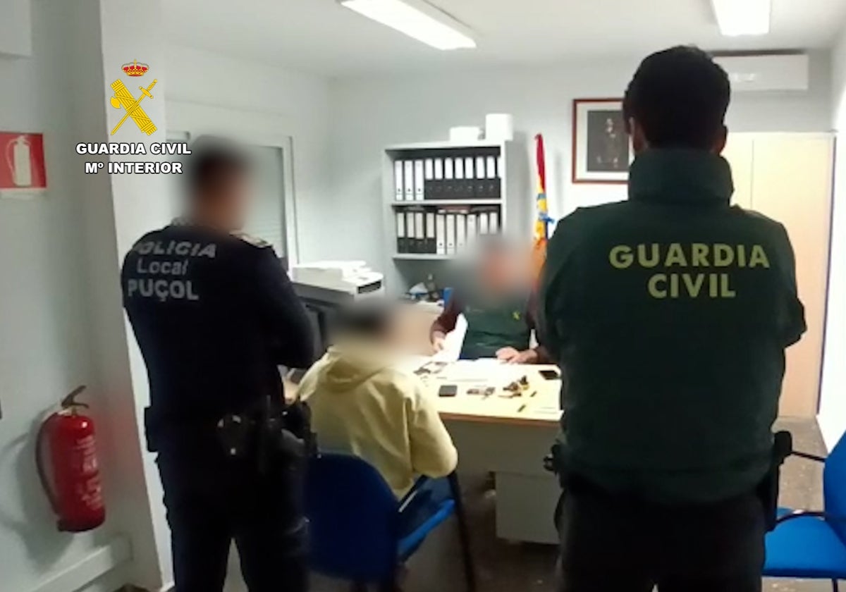 Detención del propietario del bar.