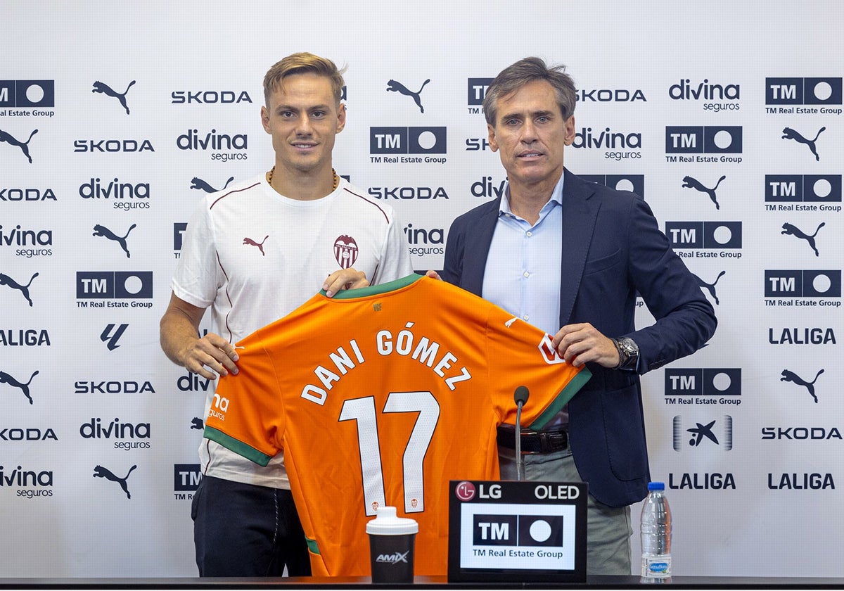 Dani Gómez, junto a Miguel Ángel Corona, en el día de su presentación como jugador del Valencia.