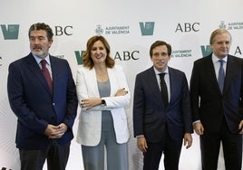 La alcaldesa de Valencia, María José Catalá, junto al alcalde de Madrid, José Luis Martínez-Almeida,, el director de ABC, Julián Quirós, y el presidente de Vocento, Ignacio Ybarra, a su llegada al Foro ABC este jueves.