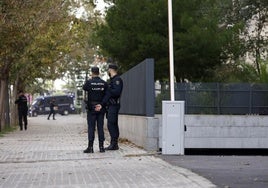 Dos policías en una imagen de archivo en la Ciudad de la Justicia de Valencia.