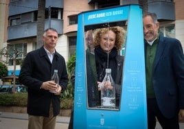 La alcaldesa Folgado, junto a una de las fuentes públicas en servicio.