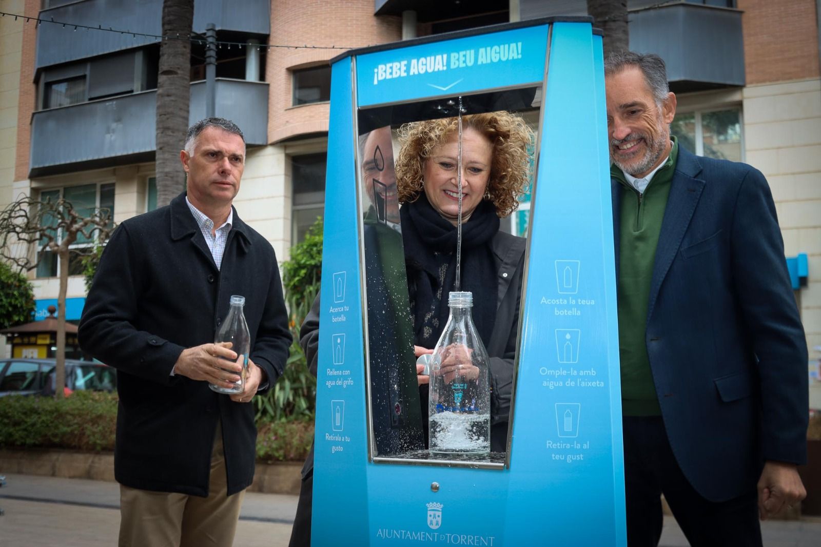 La alcaldesa Folgado, junto a una de las fuentes públicas en servicio.