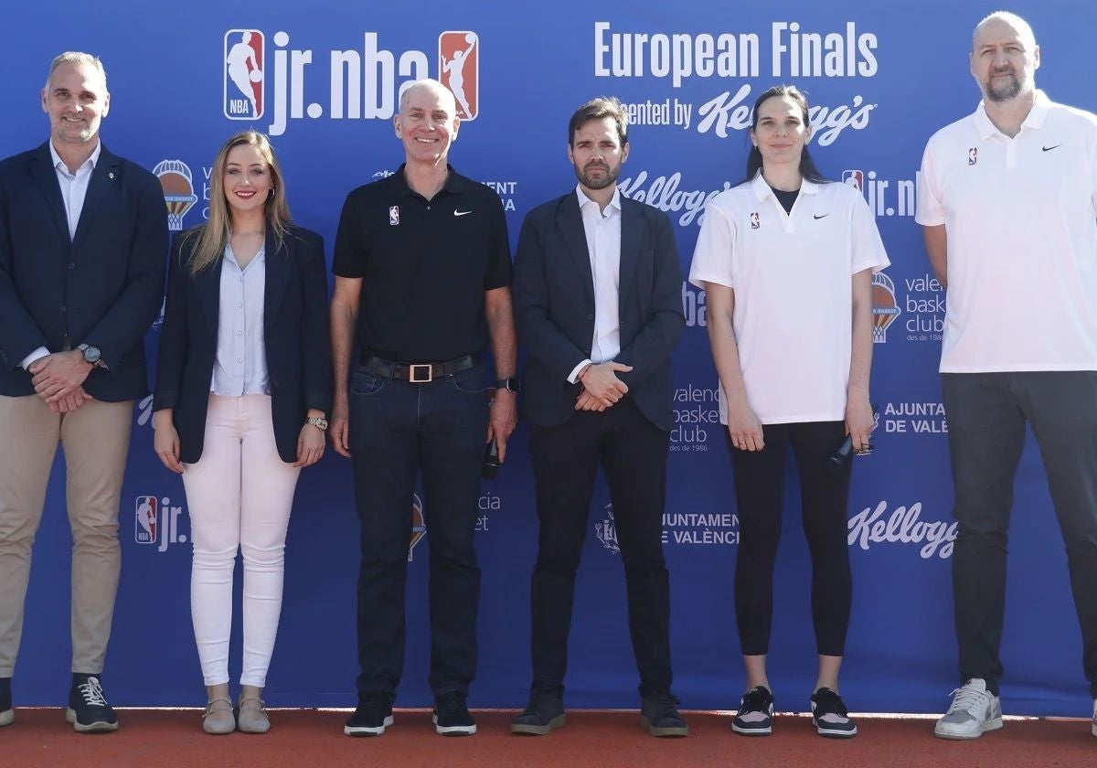 Neal Meyer, tercero por la izquierda, en la presentación en Valencia de las Junior NBA European Finals.