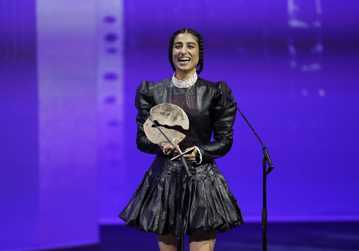 Carolina Yuste recibe el galardón a mejor actriz femenina en los los Premios Forqué.