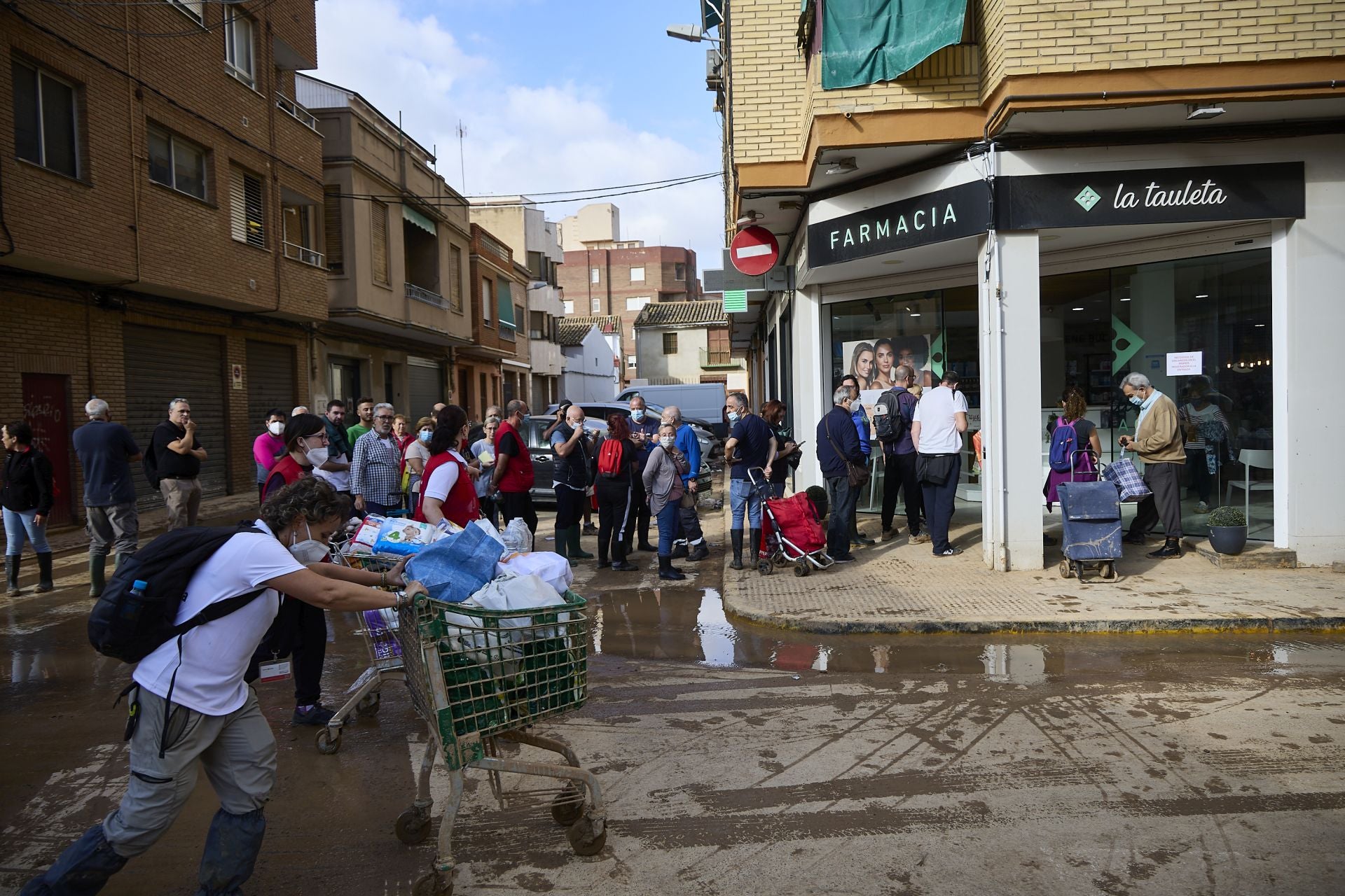 Una farmacia en Alfafar días después de la dana.