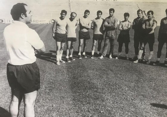 Joseíto se dirige a la plantilla valencianista en Mestalla el día de su primer entrenamiento. Después de un año en el cargo fue destituido tras el empate sin goles ante el Celta en el partido celebrado el 12 de octubre de 1969.