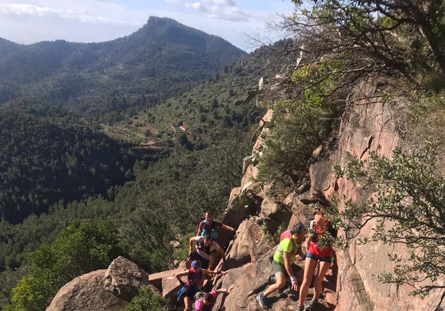 Miembros del Trenkacames Sedavía en una de sus expediciones de escalada.