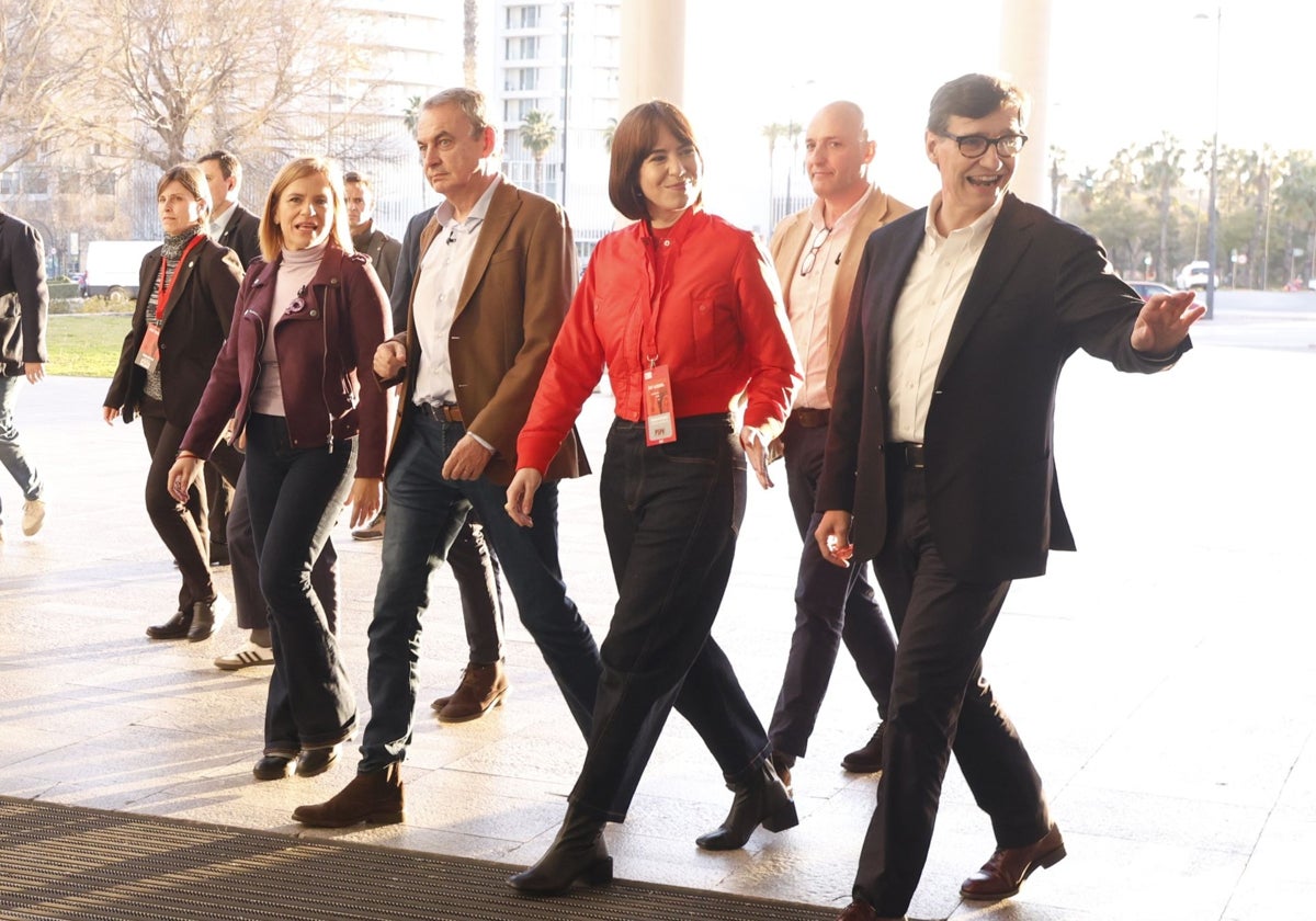 Morant y Illa entran en el palacio de congresos, acompañados de Zapatero y Bernabé.