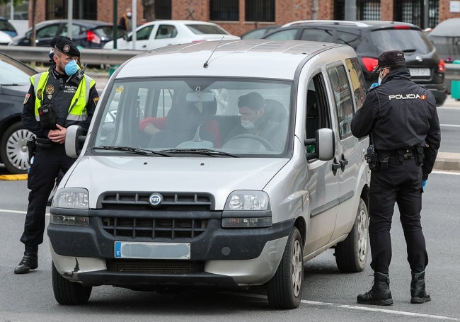 Un control policial el 20 de marzo, cinco días después del inicio del confinamiento.