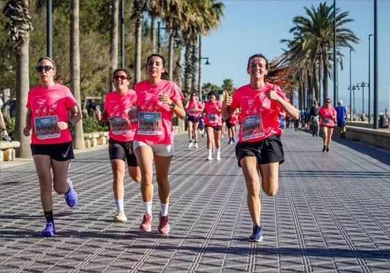 Corredoras de la última edición de la Carrera de la Mujer disfrutan por el paseo marítimo.