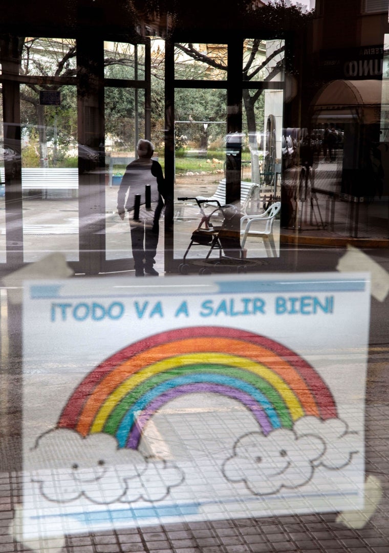 Imagen - El cartel con el símbolo de la esperanza en pandemia, en la entrada de la residencia de Santa Elena.