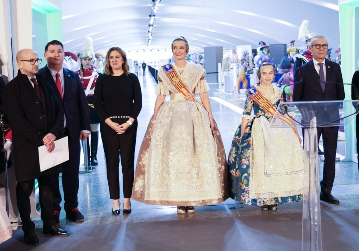 Berta Peiró y Lucía García, junto a las autoridades, en la inauguración de la Exposición del Ninot.