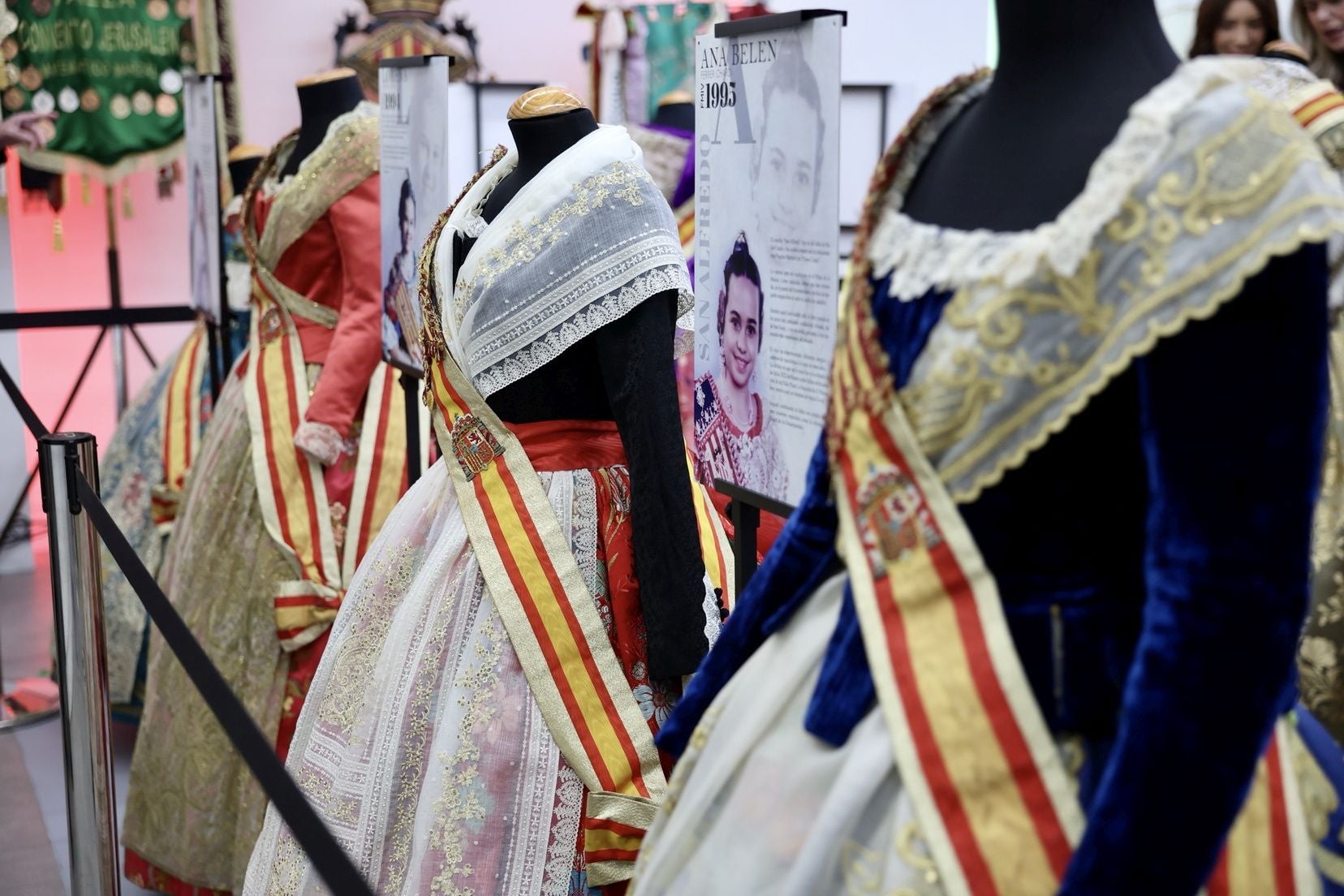 Inauguración de la Exposición solidaria de los espolines de las falleras mayores de Valencia en la falla Convento Jerusalén