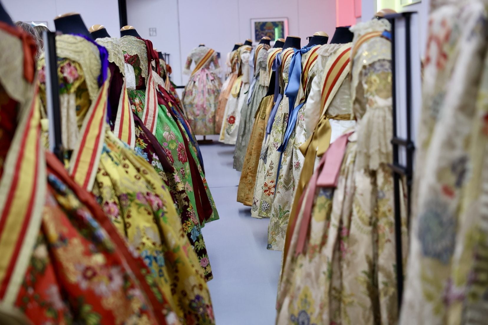 Inauguración de la Exposición solidaria de los espolines de las falleras mayores de Valencia en la falla Convento Jerusalén