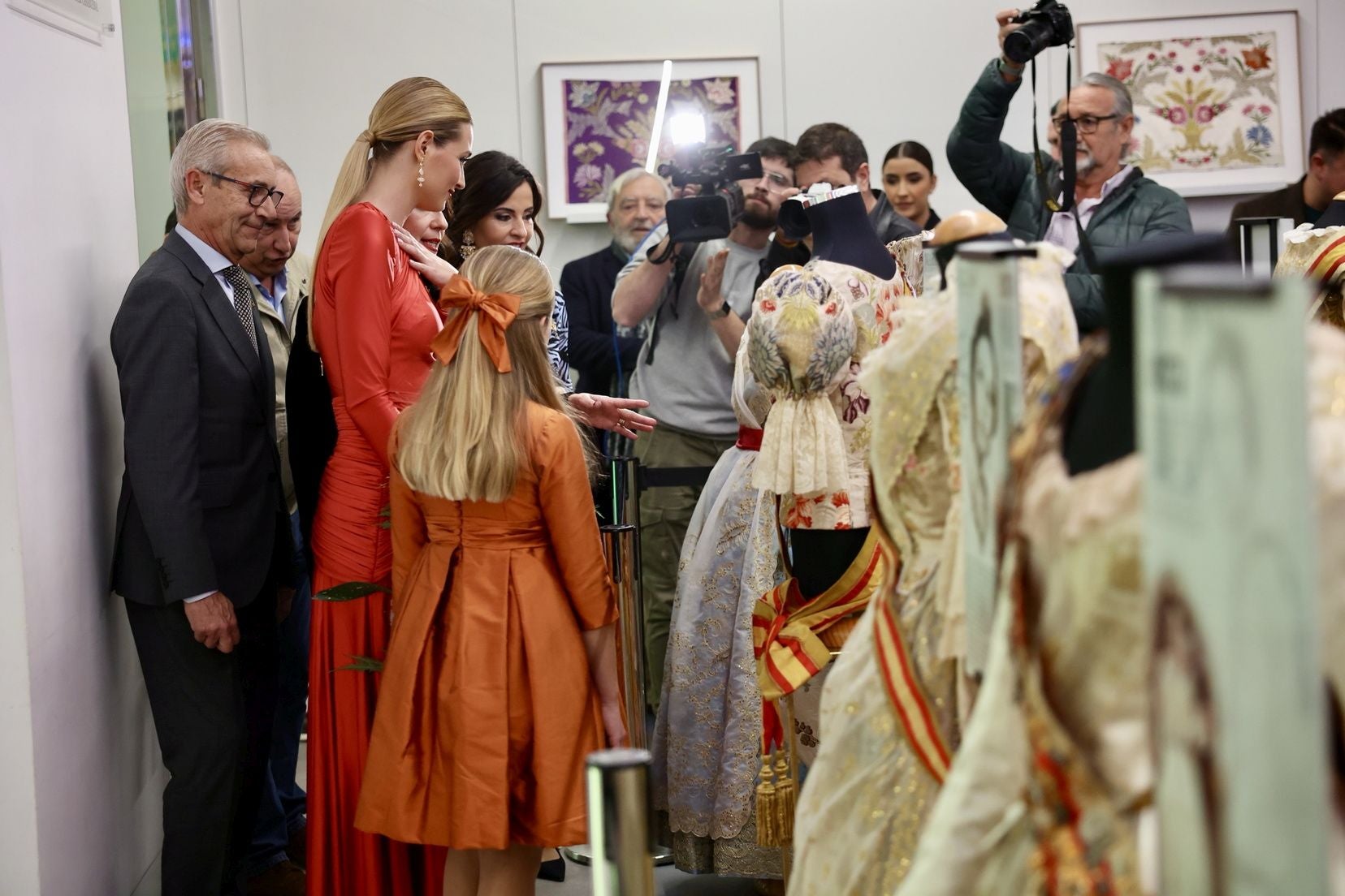 Inauguración de la Exposición solidaria de los espolines de las falleras mayores de Valencia en la falla Convento Jerusalén