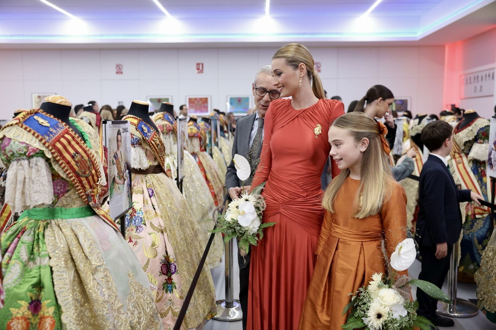 Inauguración de la Exposición solidaria de los espolines de las falleras mayores de Valencia en la falla Convento Jerusalén