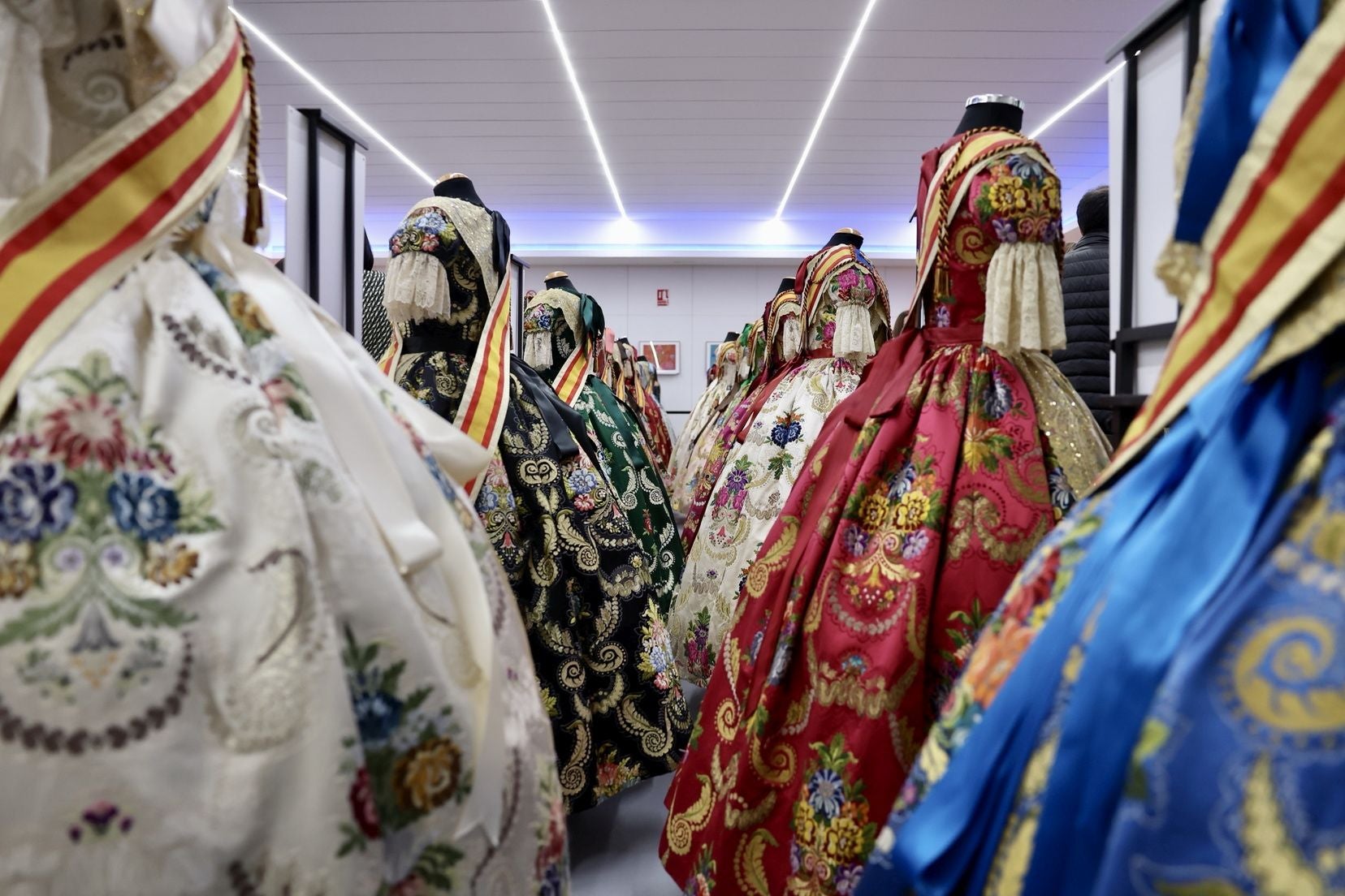 Inauguración de la Exposición solidaria de los espolines de las falleras mayores de Valencia en la falla Convento Jerusalén