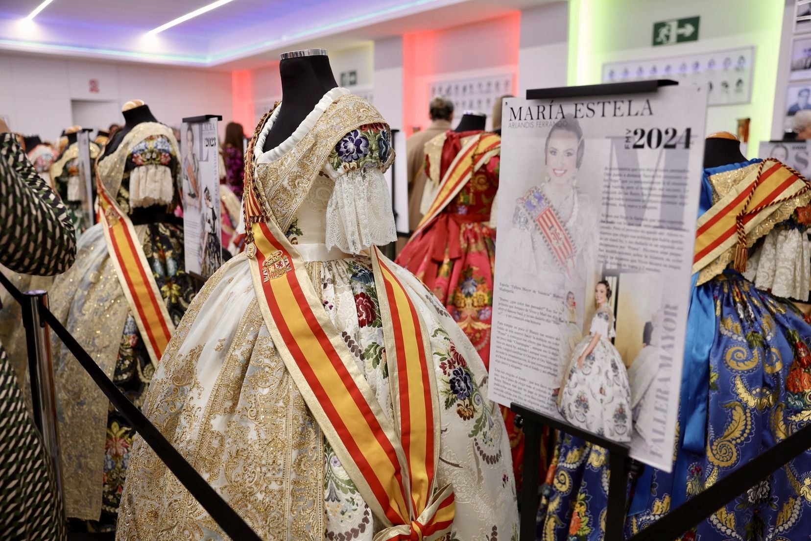 Inauguración de la Exposición solidaria de los espolines de las falleras mayores de Valencia en la falla Convento Jerusalén