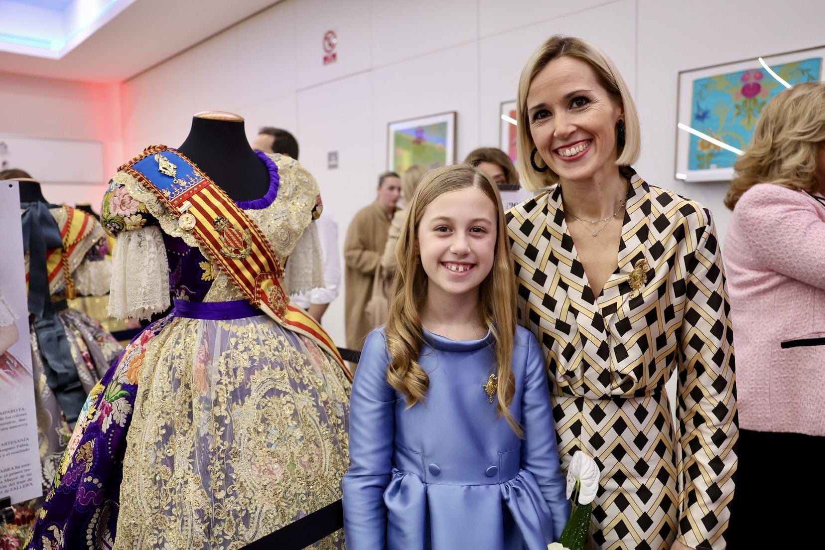 Inauguración de la Exposición solidaria de los espolines de las falleras mayores de Valencia en la falla Convento Jerusalén