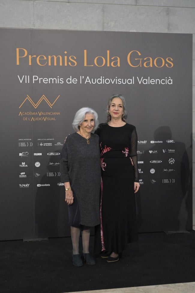 La actriz Teresa Lozano, premio de honor, con la presidenta de la Academia Valenciana del Audiovisual, Teresa Cebrián.