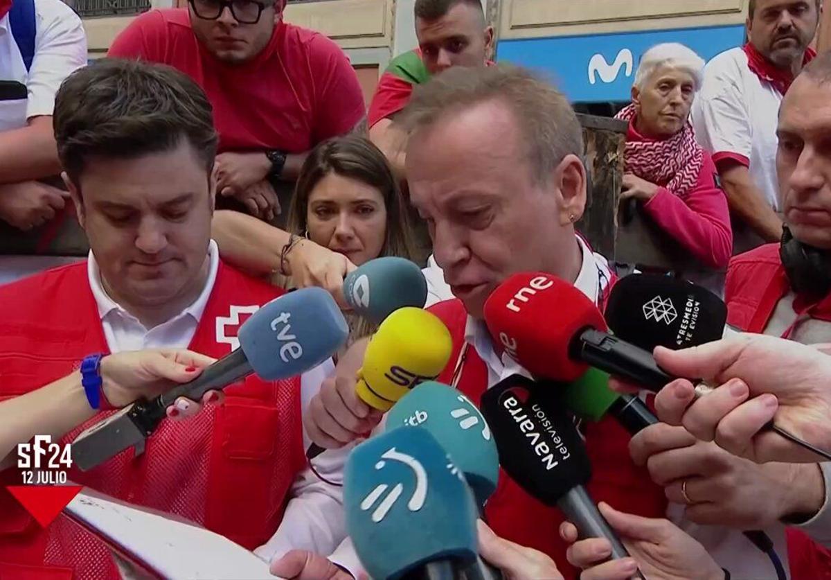 José Aldaba dando el parte de heridos en los sanfermines de 2024.