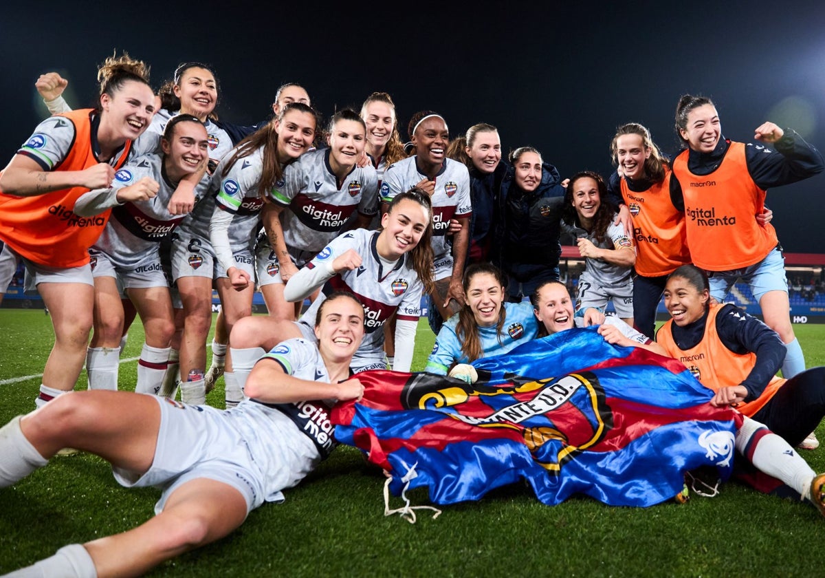 Las jugadoras granotas celebran su victoria en Barcelona.