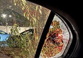 Una ventana rota de un coche aparcado en la avenida de Aragón.