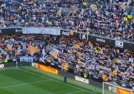Bufandeo de la grada durante la interpretación del himno de la Comunitat.