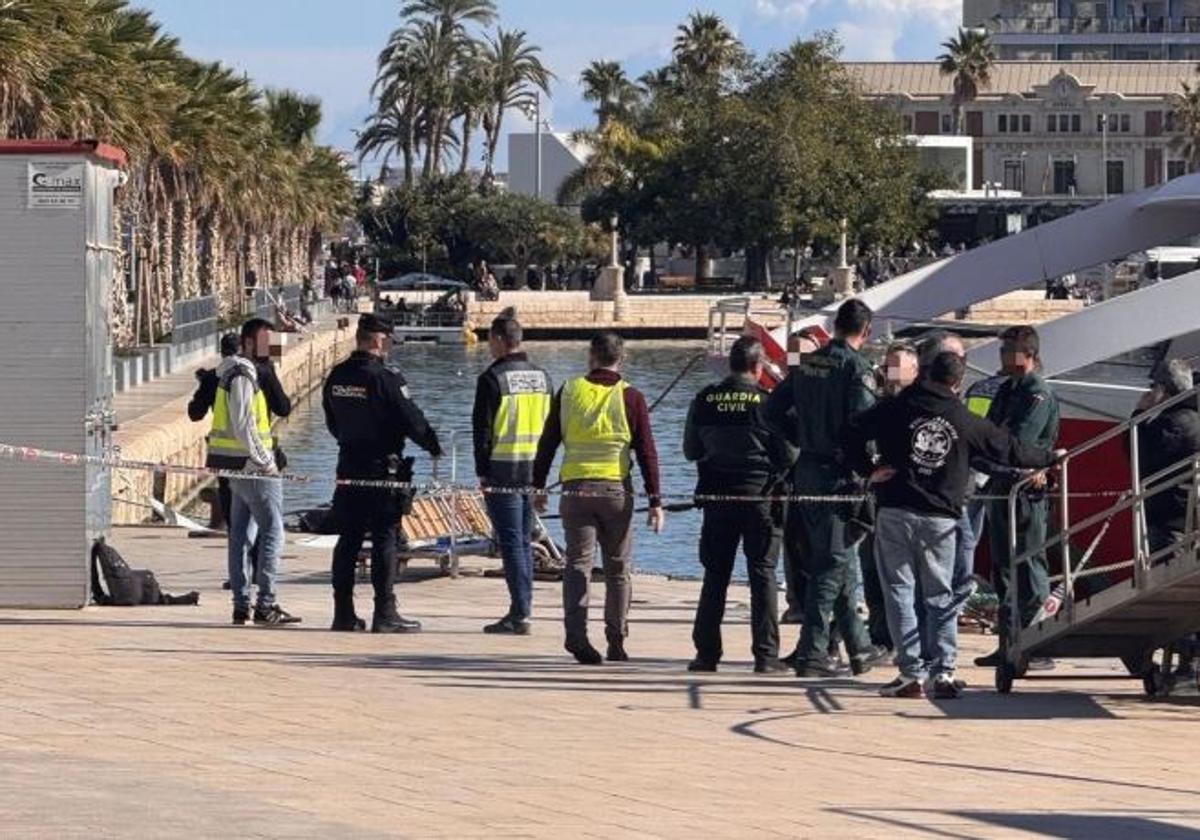 Policía Nacional y Guardia Civil. en el lugar donde se ha encontrado el cuerpo.