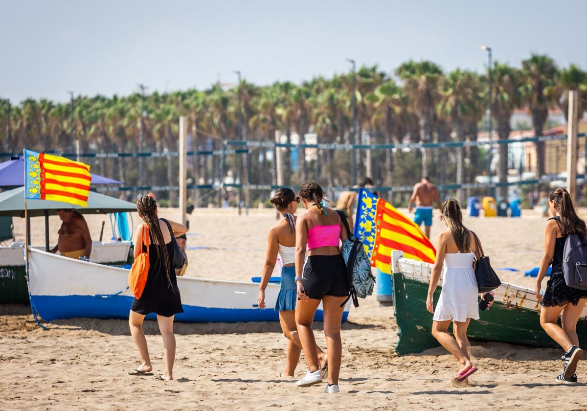 Turistas disfrutan de la playa en Valencia, en una imagen de archivo.