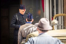 Asier Etxeandía, caracterizado como militar, saliendo del Ateneo Mercantil de Valencia.