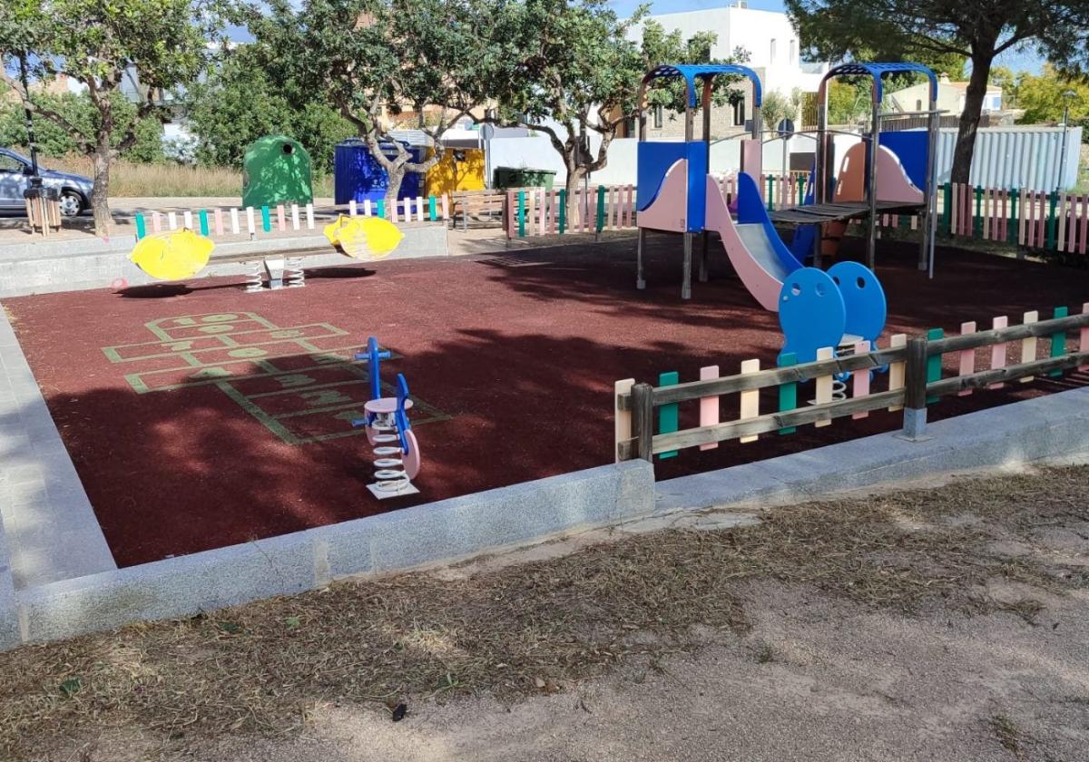 Zona de juegos infantiles en el parque de Santa Bárbara de Godella.