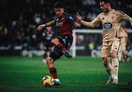 Roger Brugué, en una acción del partido ante el Ferrol.