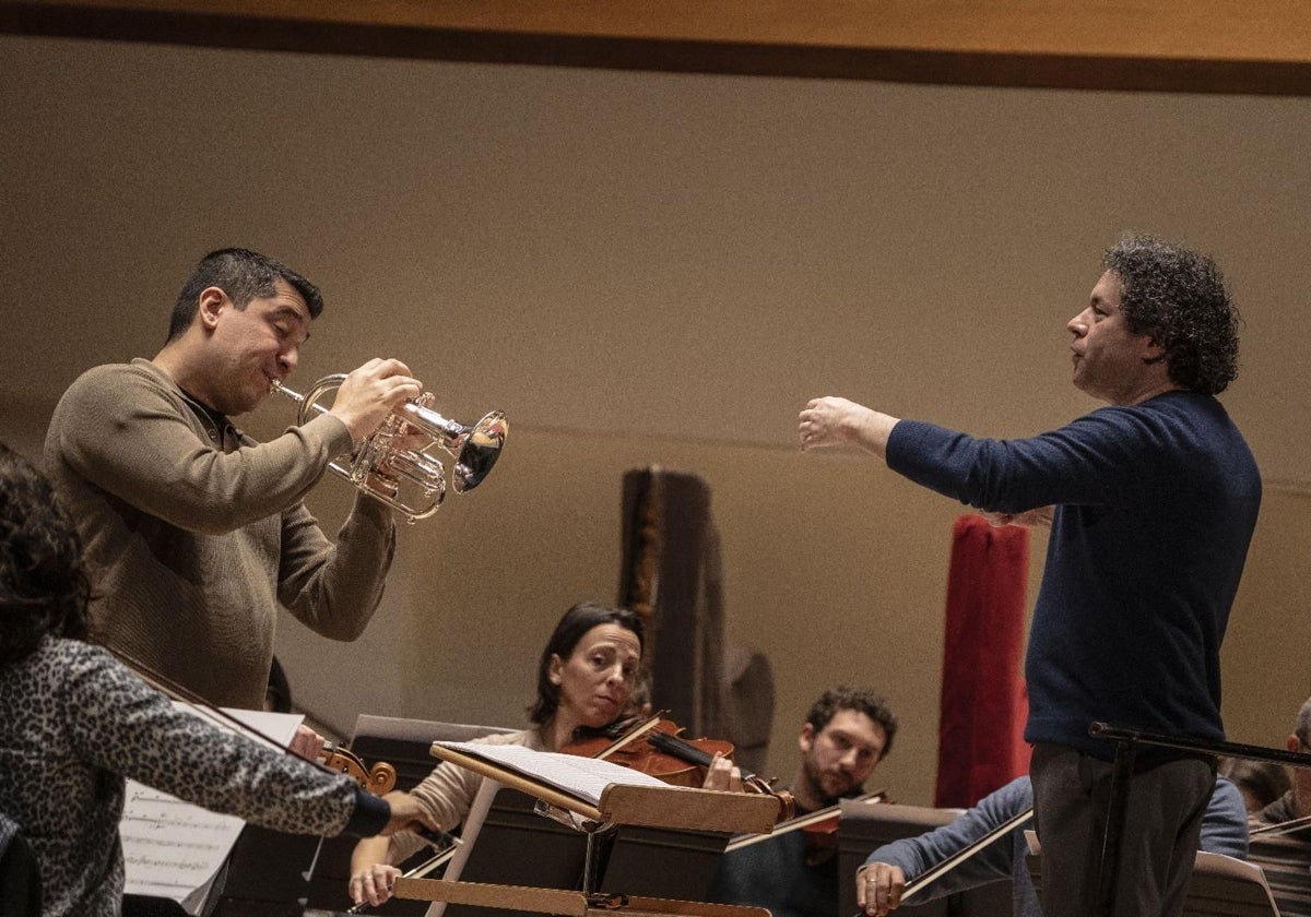 Dudamel durante el ensayo con la orquesta y Pacho Flores con el fliscorno.