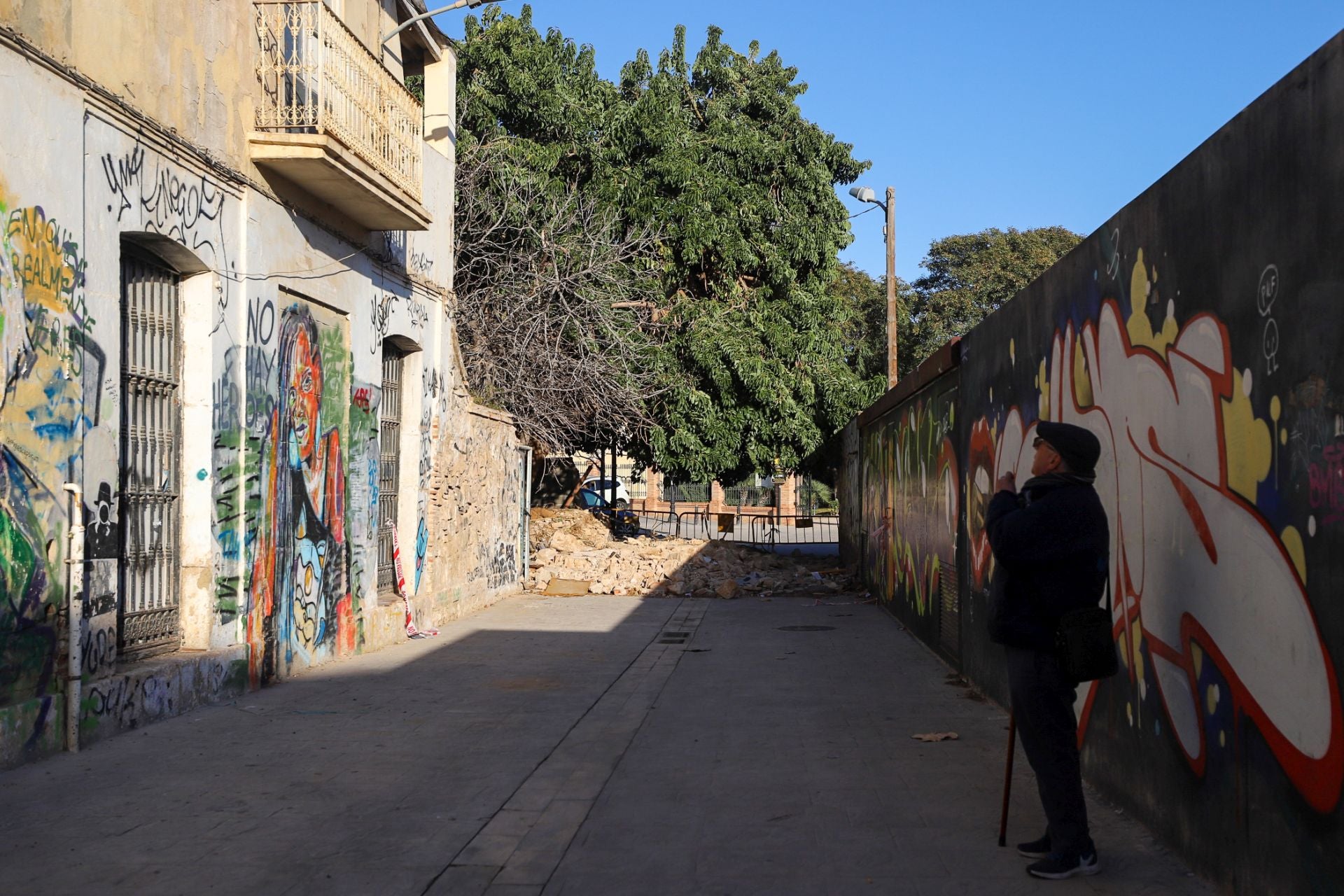 Fotos | Cae un muro en el degradado entorno del Museo de Bellas Artes